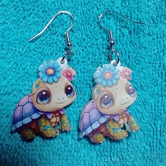 Cute turtle with flowers multicolor colorful wire dangle earrings blue purple - Picture 3 of 3
